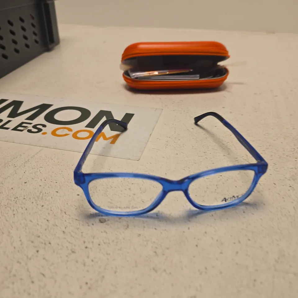 TOTE OF APPROXIMATELY 15 ASSORTED ITEMS TO INCLUDE: ACTIVE GLASSES