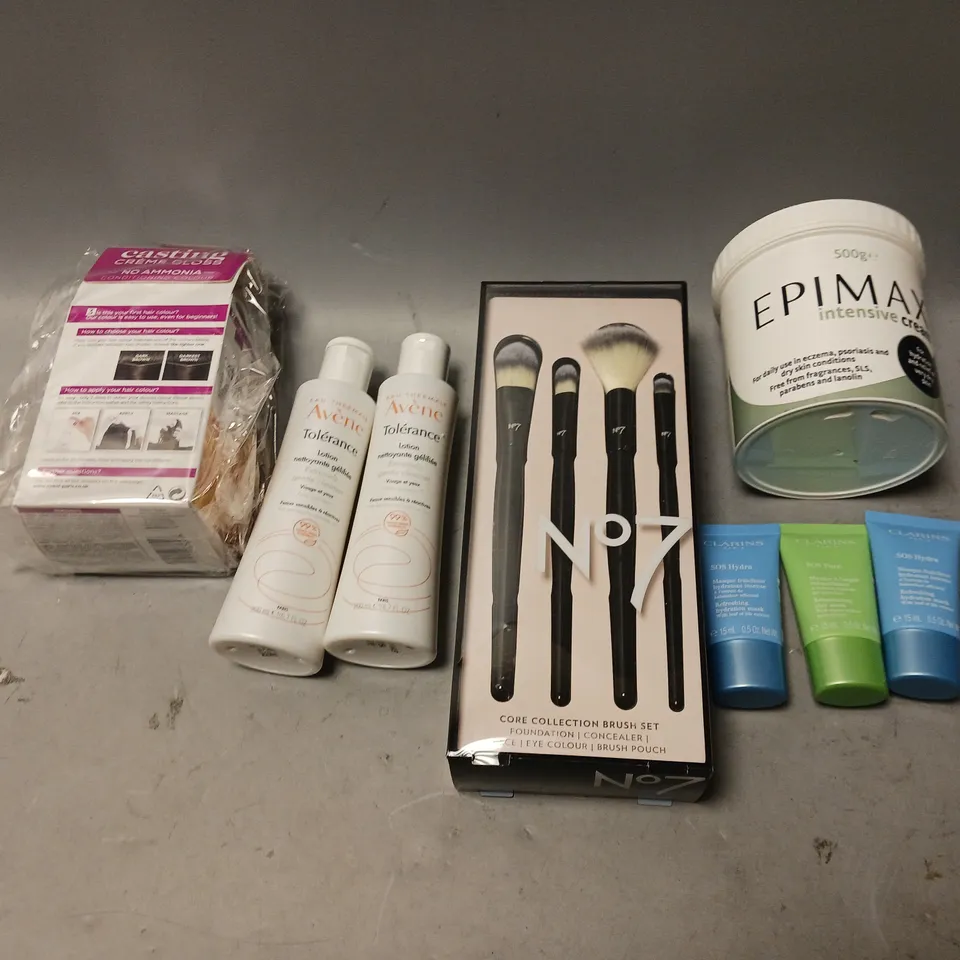 BOX OF APPROXIMATELY 15 COSMETIC ITEMS TO INCLUDE CLINIQUE MAKE-UP REMOVER, UMBERIO BOXSET, AND BULLDOG MOISTURISER ETC. 