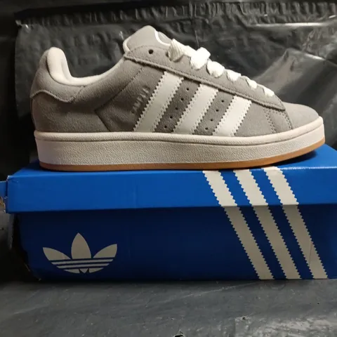 BOXED PAIR OF ADIDAS CAMPUS 00S J TRAINERS IN GREY/WHITE SIZE UK 4.5