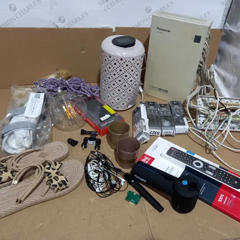 LOT OF APPROXIMATELY 15 ASSORTED HOUSEHOLD ITEMS, TO INCLUDE POWERBANK, TEALIGHT HOLDERS, DECORATIVE BULB, ETC