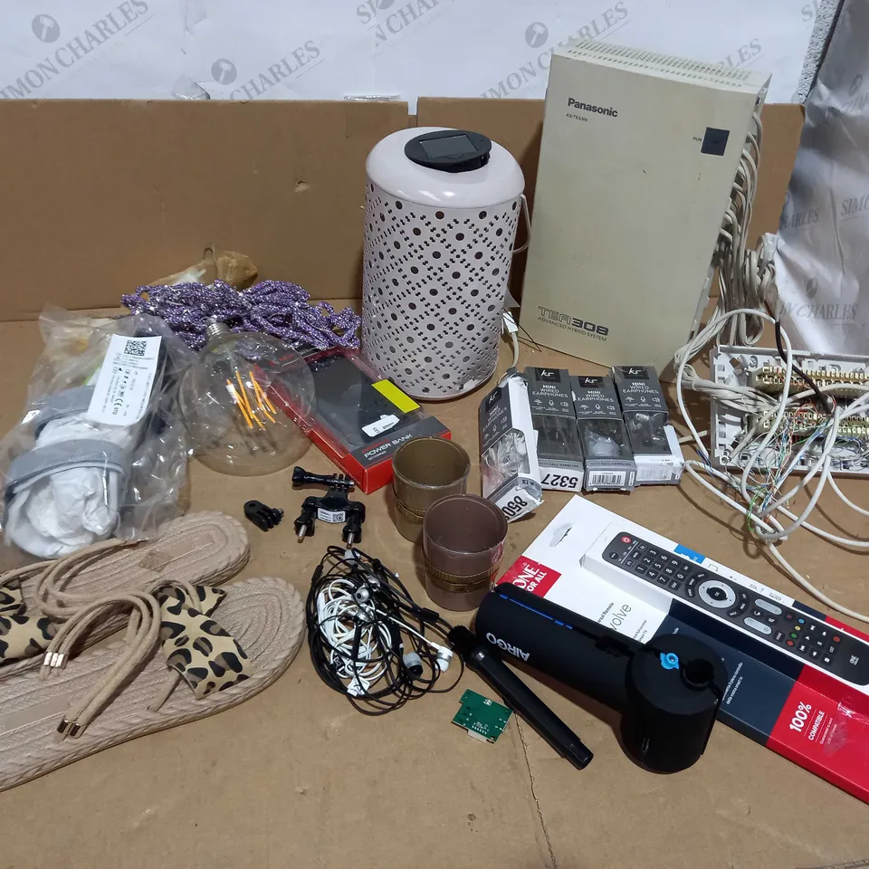 LOT OF APPROXIMATELY 15 ASSORTED HOUSEHOLD ITEMS, TO INCLUDE POWERBANK, TEALIGHT HOLDERS, DECORATIVE BULB, ETC