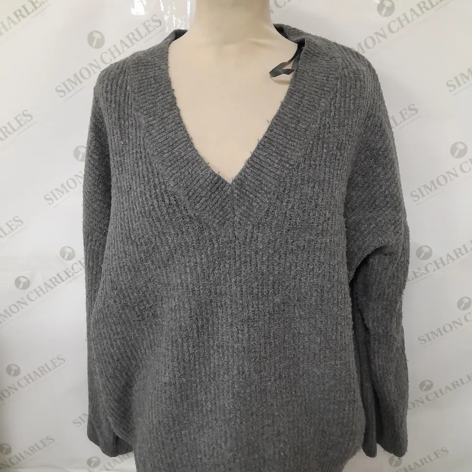 APPROXIMATELY 15 ASSORTED COTTON CLOTHING ITEMS TO INCLUDE EVERFINE ROLL NECK KNIT SWEATER IN WHITE SIZE S, V NECK SWEATER IN GREY SIZE M | M, DAD SHIRT IN PEBBLE SIZE S