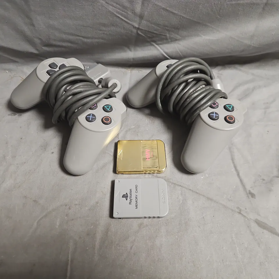 BOXED SONY PLAYSTATION (SCPH-5552) GAMES CONSOLE W. CONTROLLERS & MEMORY CARD