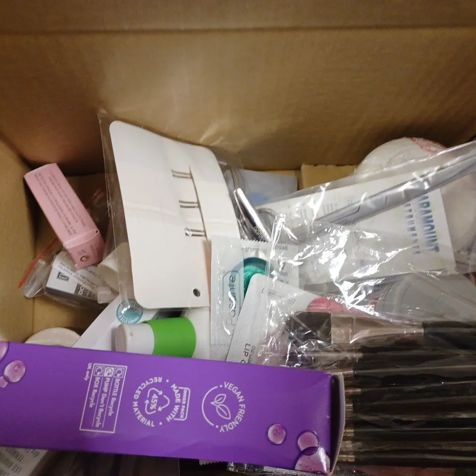 BOX OF APPROXIMATELY 8 ASSORTED COSMETIC ITEMS TO CONTAIN JOHN FRIEDA FRIZZ EASE, BOOTS LANOLIN NIPPLE CREAM, CLEAR NATURE CARROT SOAP ETC 