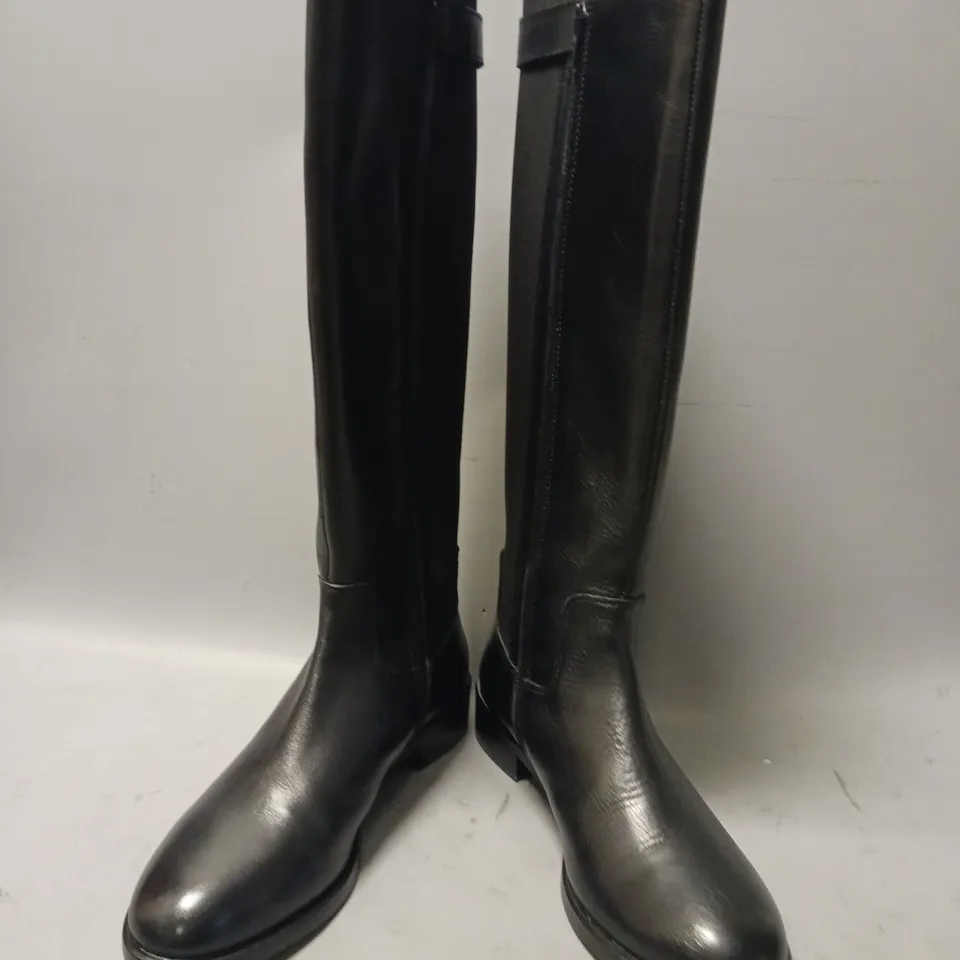 BOXED PAIR OF CARVELA KNEE-HIGH BOOTS IN BLACK EU SIZE 39