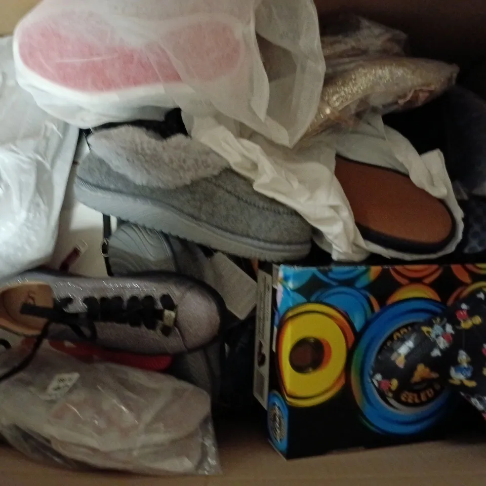 APPROXIMATELY 20 ASSORTED PAIRS OF SHOES AND FOOTWEAR ITEMS IN VARIOUS STYLES AND SIZES TO INCLUDE HEELYS, COFACE, LILLEY, ETC