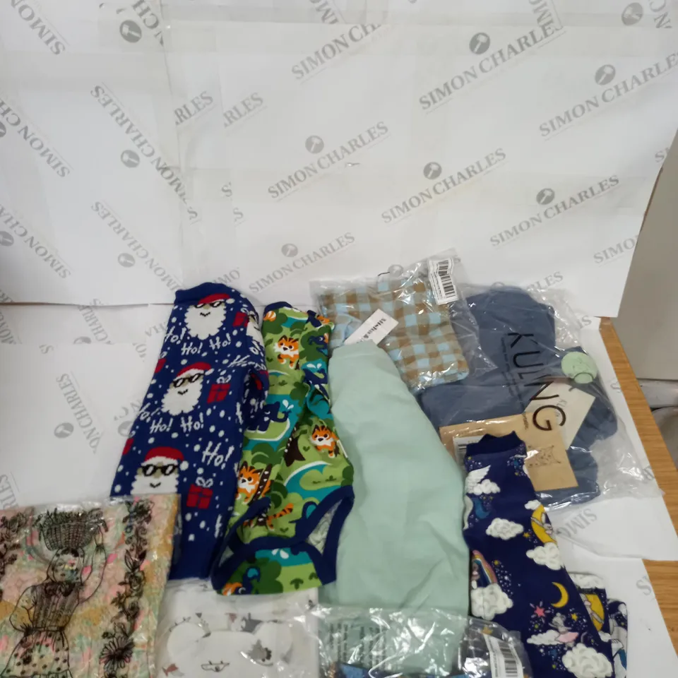 BOX OF ASSORTED CHILDRENS CLOTHING VARYING IN SIZE/COLOUR/STYLE TO INCLUDE:  TOPS, DRESSES, JUMPERS