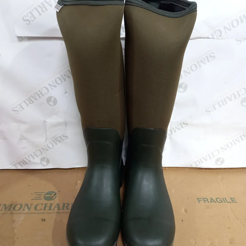 TOWN AND COUNTRY DELUXE THE BUCKINGHAM BOOT SIZE 7