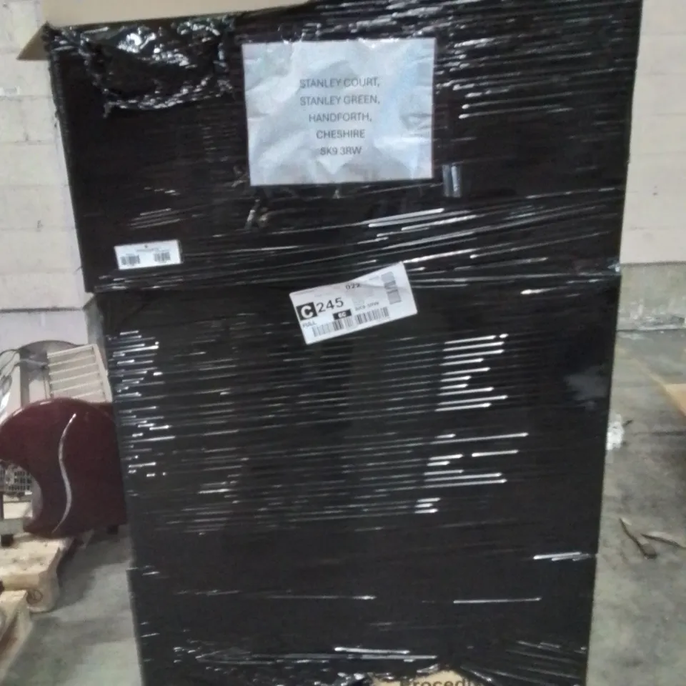 PALLET CONTAINING LARGE QUANTITY OF MEDICAL FACE MASKS -BLUE-