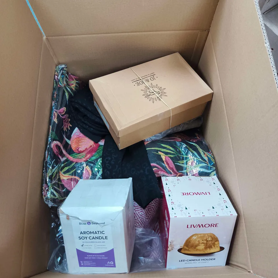 BOX OF APPROXIMATELY 20 ASSORTED ITEMS TO INCLUDE TAMSY LEGGINS, AROMATIC SOY CANDLE, JO AND JOE FOOTWEAR, LED CANDLE HOLDER ETC
