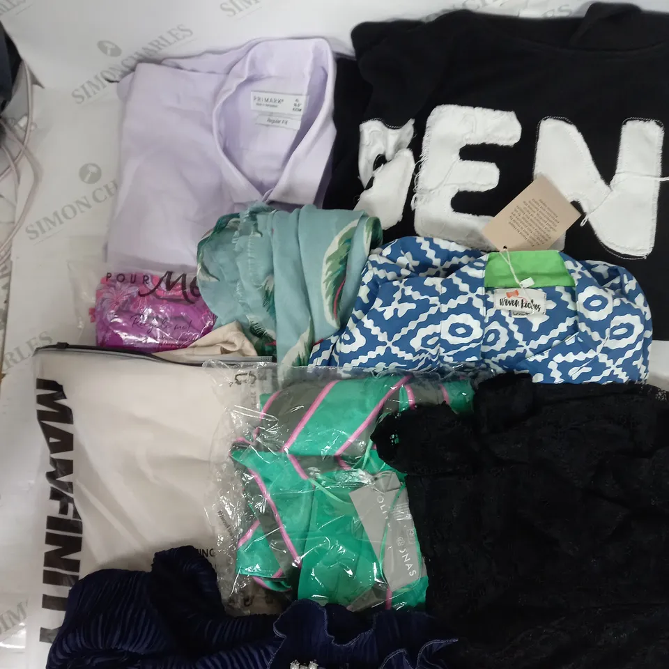 BOX OF APPROXIMATELY 25 ASSORTED CLOTHING ITEMS TO INCUDE - SHIRTS , HOODIE, SKIRT ETC