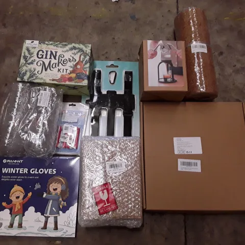 PALLET OF 6 BOXES CONTAINING ASSORTED PRODUCTS INCLUDING GIN MAKERS KIT, WINTER GLOVES, JEWELRY BOX, CLEAR BAUBLES, CHRISTMAS WREATH, COCO LINER