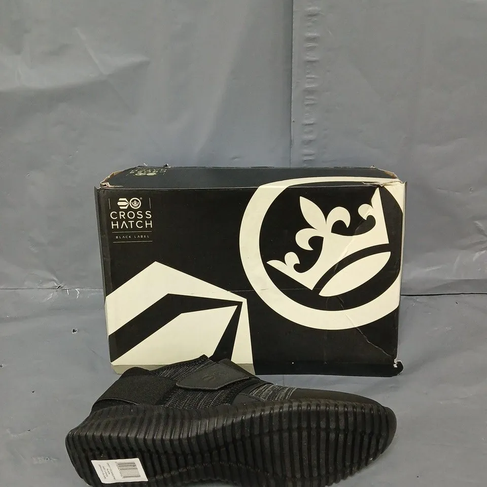 BOXED PAIR OF CROSSHATCH OPHIUCHI TRAINER BLACK UK 9