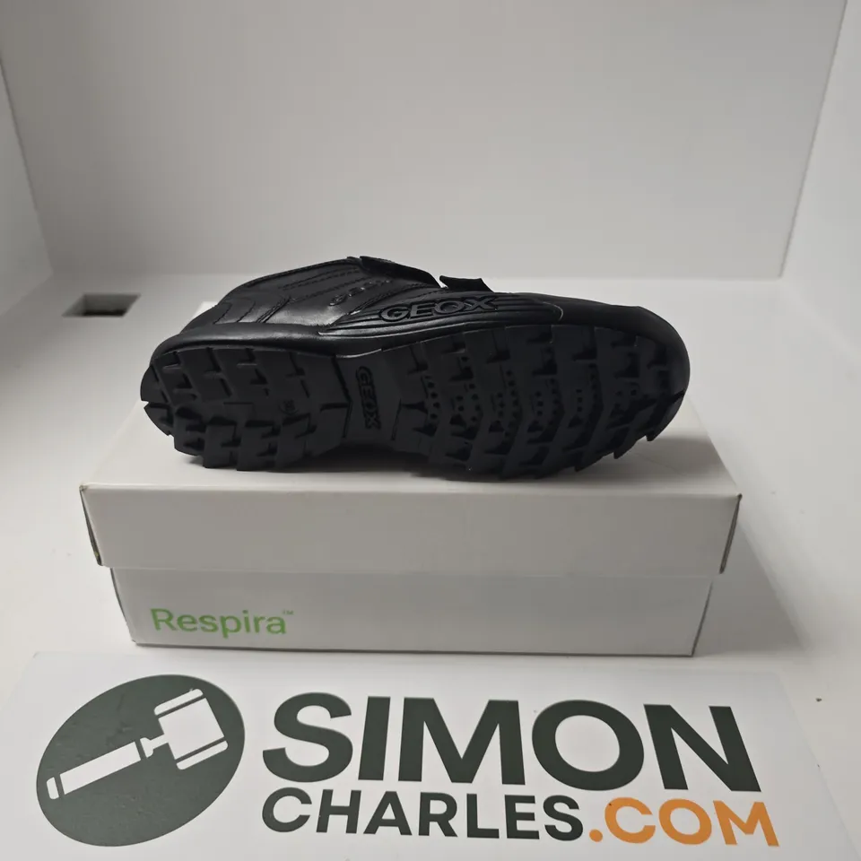 BOXED PAIR OF GEOX SAVAGE SNEAKERS IN BLACK - UK 5