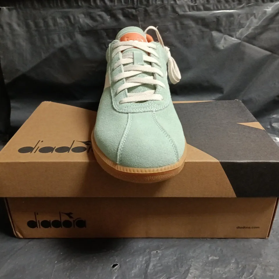 BOXED PAIR OF DIADORA SHOES IN BIRDS EGG GREEN/WHISPER WHITE SIZE UK 10