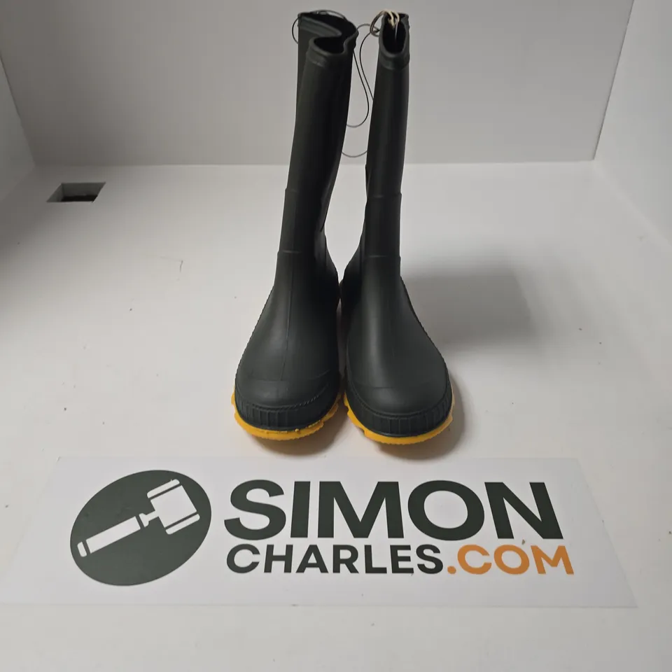 UNBOXED PAIR OF MOUNTAIN WAREHOUSE PLAIN KIDS WELLIES IN KHAKI - UK 3