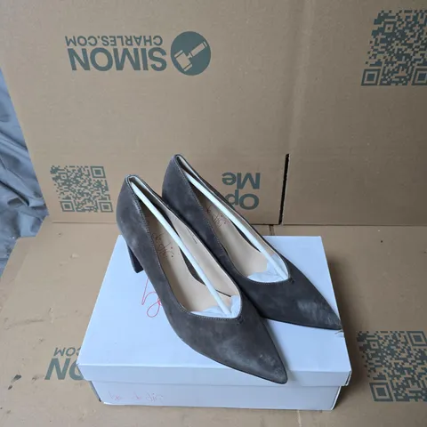 BEN DI LISI WOMEN'S CHOCOLATE SUEDE POINTED-TOE  – MID-HEIGHT BLOCK HEEL  SIZE 8