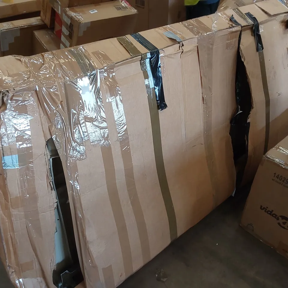 BOXED DURAMAX 6FT W X 4FT D PLASTIC SHED (1 BOX)