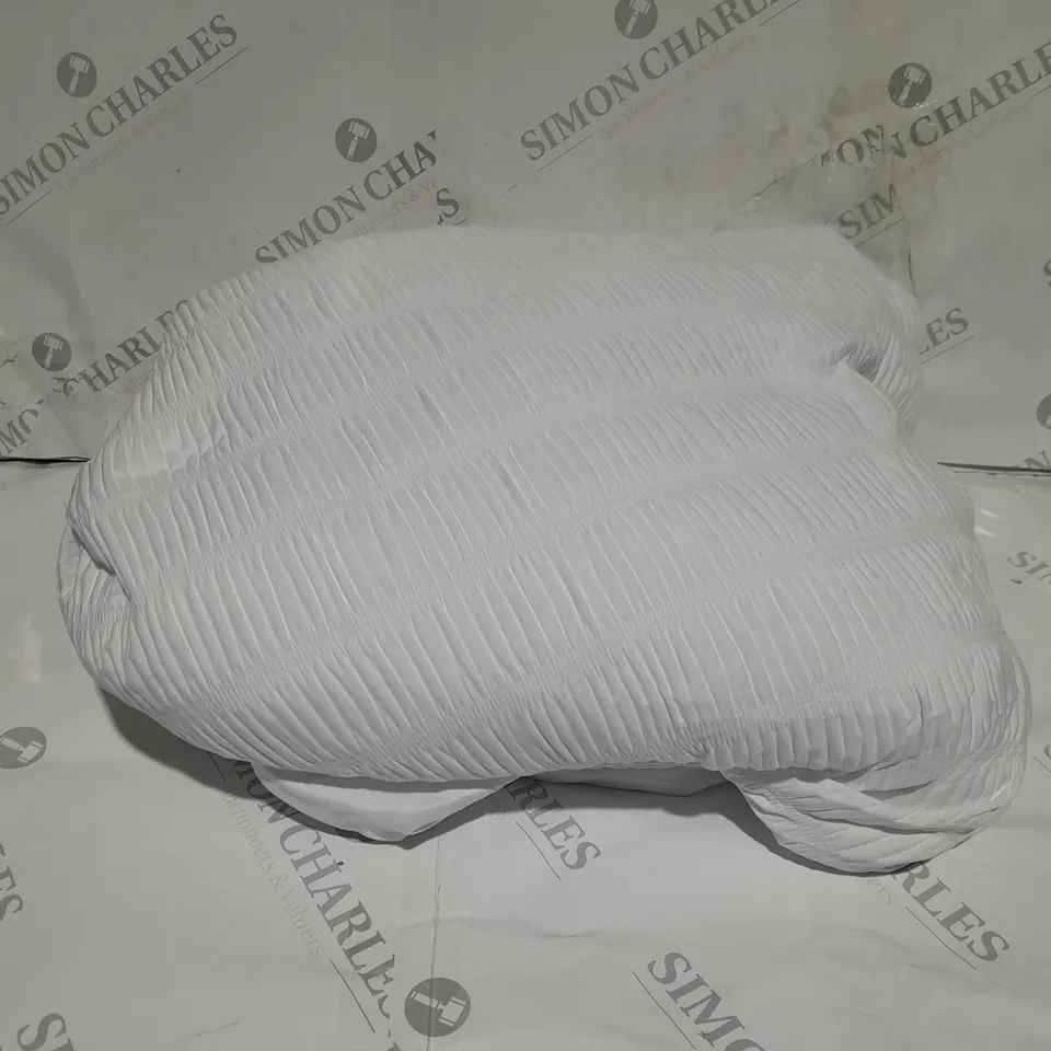 SUPERSOFT BY COZEE HOME TEXTURED DUVET SET IN WHITE - SUPER KING
