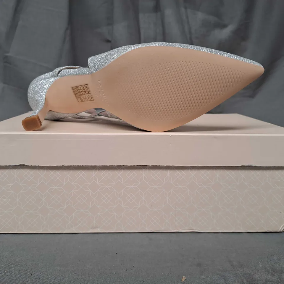 BOXED PAIR OF PARADOX LONDON CARLI POINTED TOE HEELED SANDALS IN METALLIC SILVER W. GLITTER EFFECT EU SIZE 37