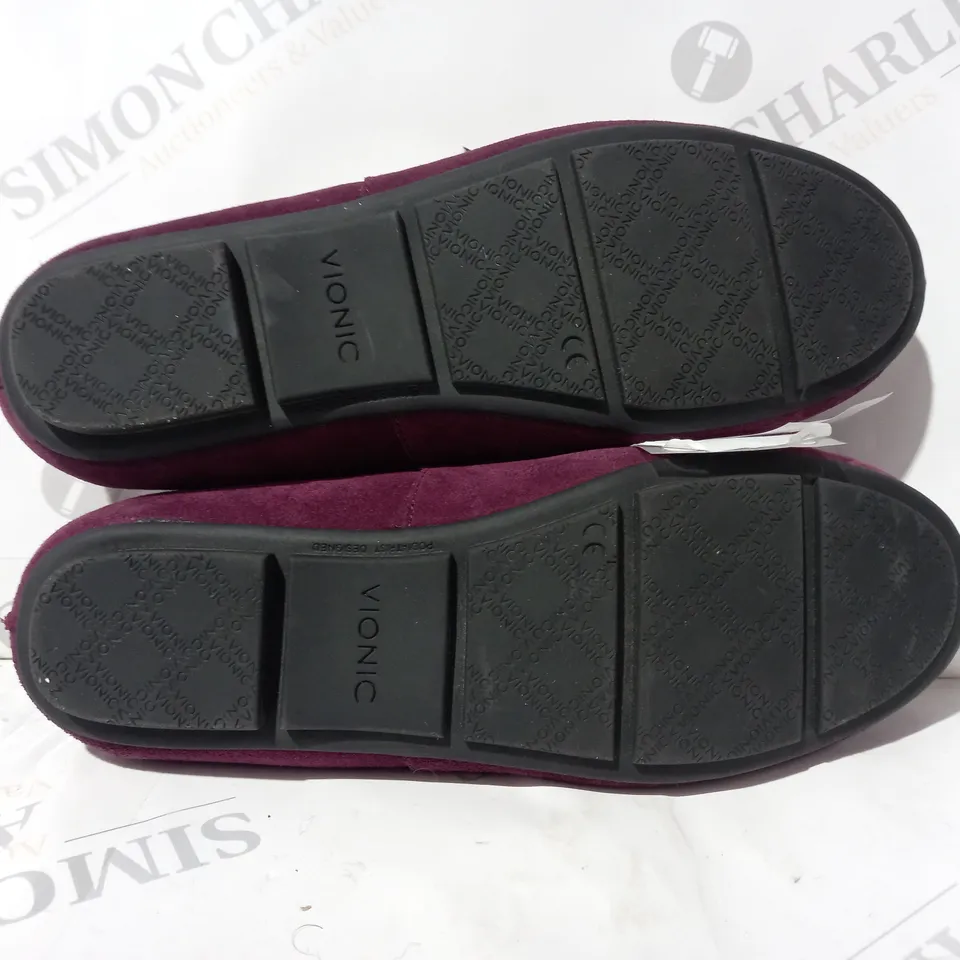 PAIR OF VIONIC SLIP ON SHOES IN PURPLE SIZE 5