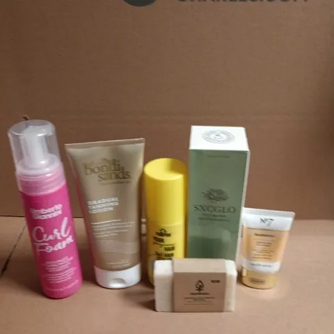 APPROXIMATEY 20 ASSORTED HEALTH AND BEAUTY PRODUCTS TO INCLUDE - BONDI SANDS GRADUAL TANNING LOTION - UMBERTO GIANNI CURL FOAM AND DR PAWPAW 7-IN-1 HAIR STYLER