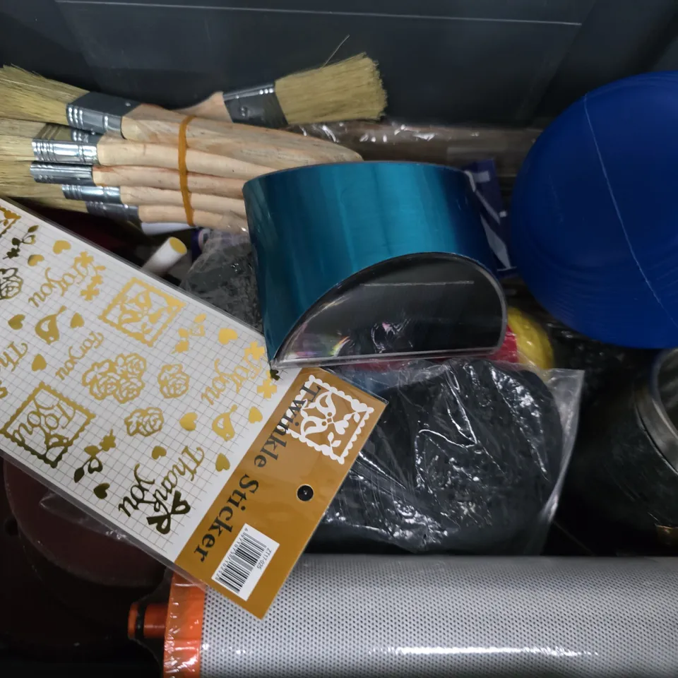 APPROXIMATELY 12 ASSORTED HOUSEHOLD ITEMS TO INCLUDE 370MM WHITE BRACKET, MAGIC MOULD, PAINT BRUSHES, ETC