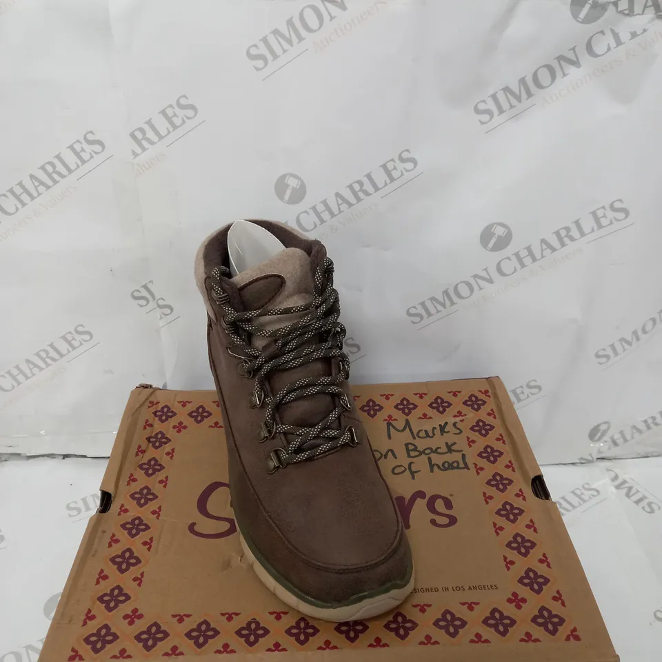 BOXED SKECHERS SYNERGY WARM TECH BOOTS, BROWN - SIZE 6.5