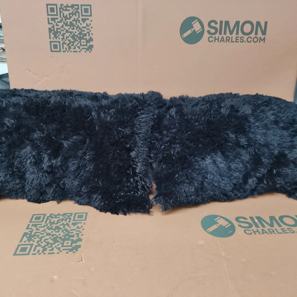 CAGE OF APPROXIMATELY 14 ASSORTED ITEMS TO INCLUDE: 2X FAUX FUR PILLOWS