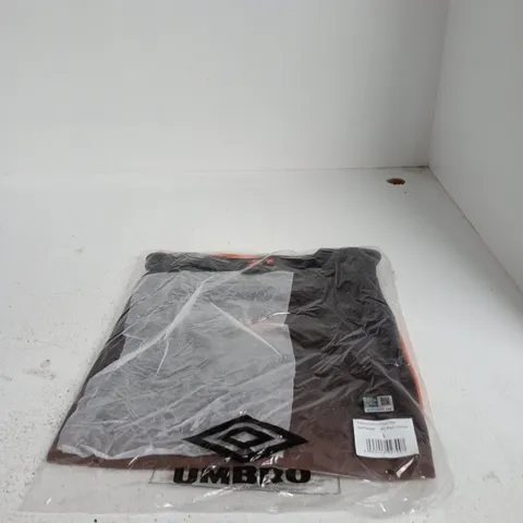 UMBRO FABRIC COLOUR FADE TEE – BLACK/ORANGE, SIZE L