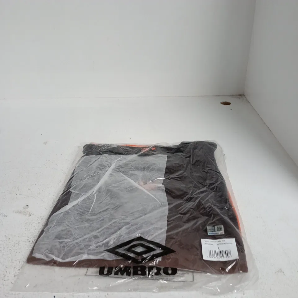 UMBRO FABRIC COLOUR FADE TEE – BLACK/ORANGE, SIZE L
