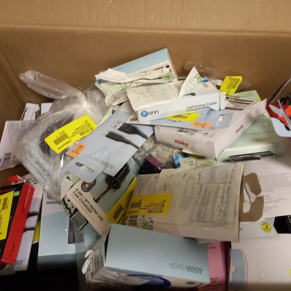 BOX OF ASSORTED ELECTRICAL ITEMS TOO INCLUDE USB'S , RADIO'S AND EARPHONES 