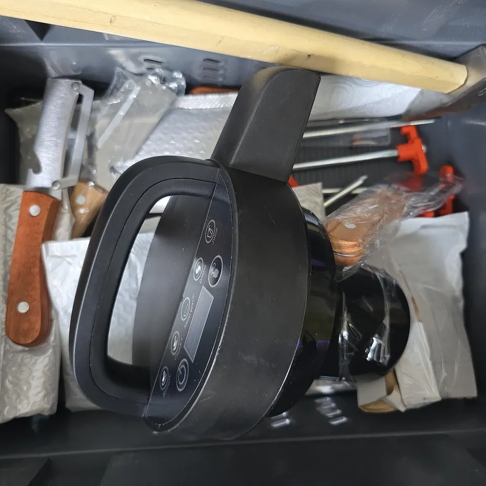 TOTE OF APPROXIMATELY 10 SHARP OBJECTS TO INCLUDE CELLFAST GRASS SHEARS, NORRIS LONDON PLANER AND 8" TINMANS SNOPPERS