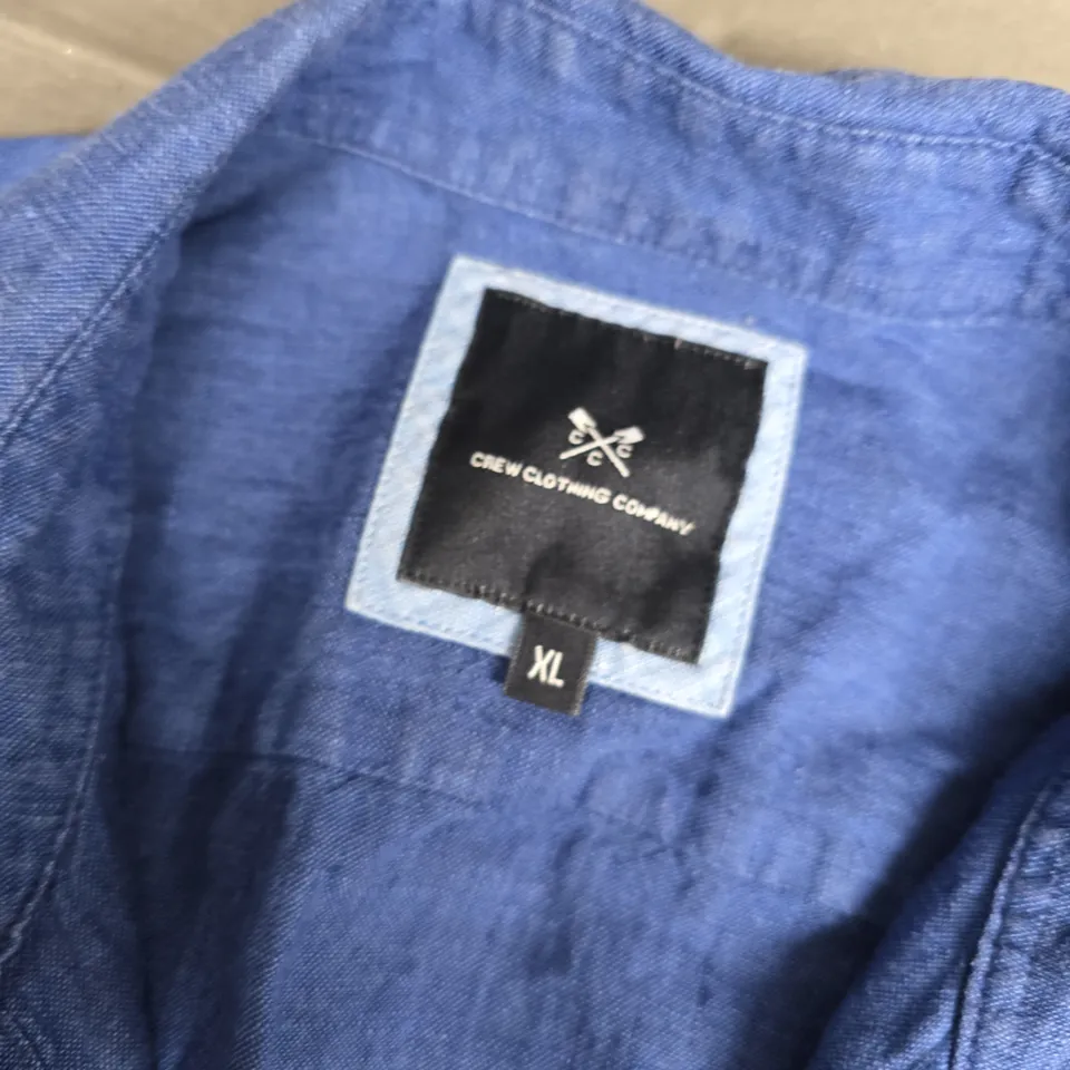 CREW CLOTHING COMPANY MEN'S BLUE BUTTON-DOWN SHIRT XL