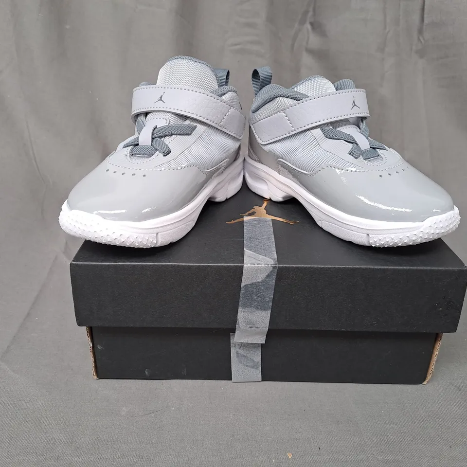 BOXED PAIR OF NIKE JORDAN STAY LOYAL 3 KIDS SHOES IN GREY UK SIZE 7.5