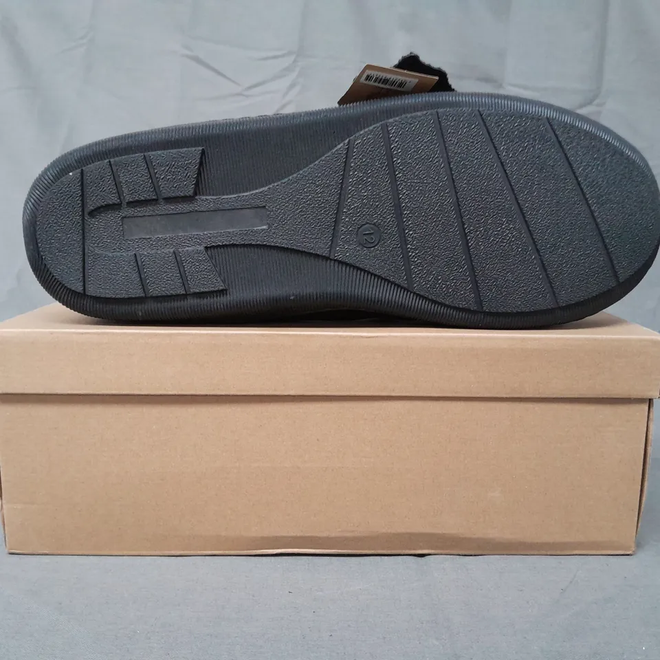 BOXED PAIR OF JO & JOE NEW ENGLAND SUEDE SLIPPERS IN BLACK UK SIZE 12