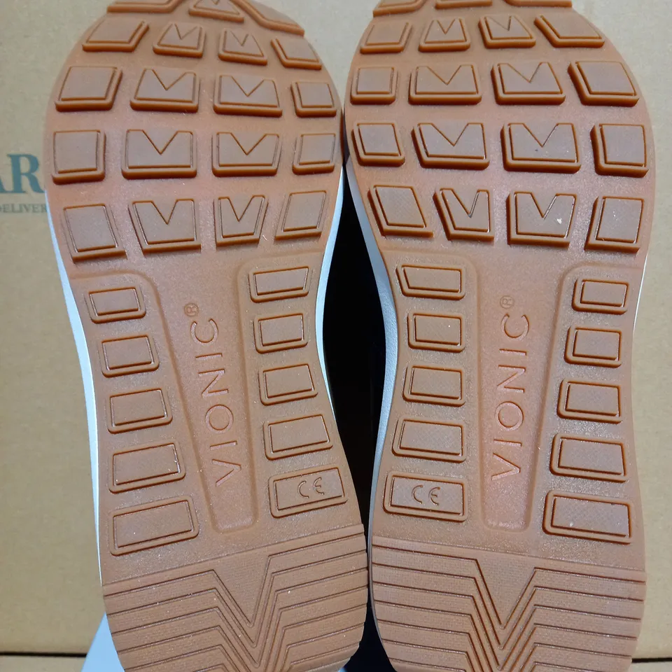 VIONIC TRENT NAVY LEATHER MENS TRAINERS - SIZE 9