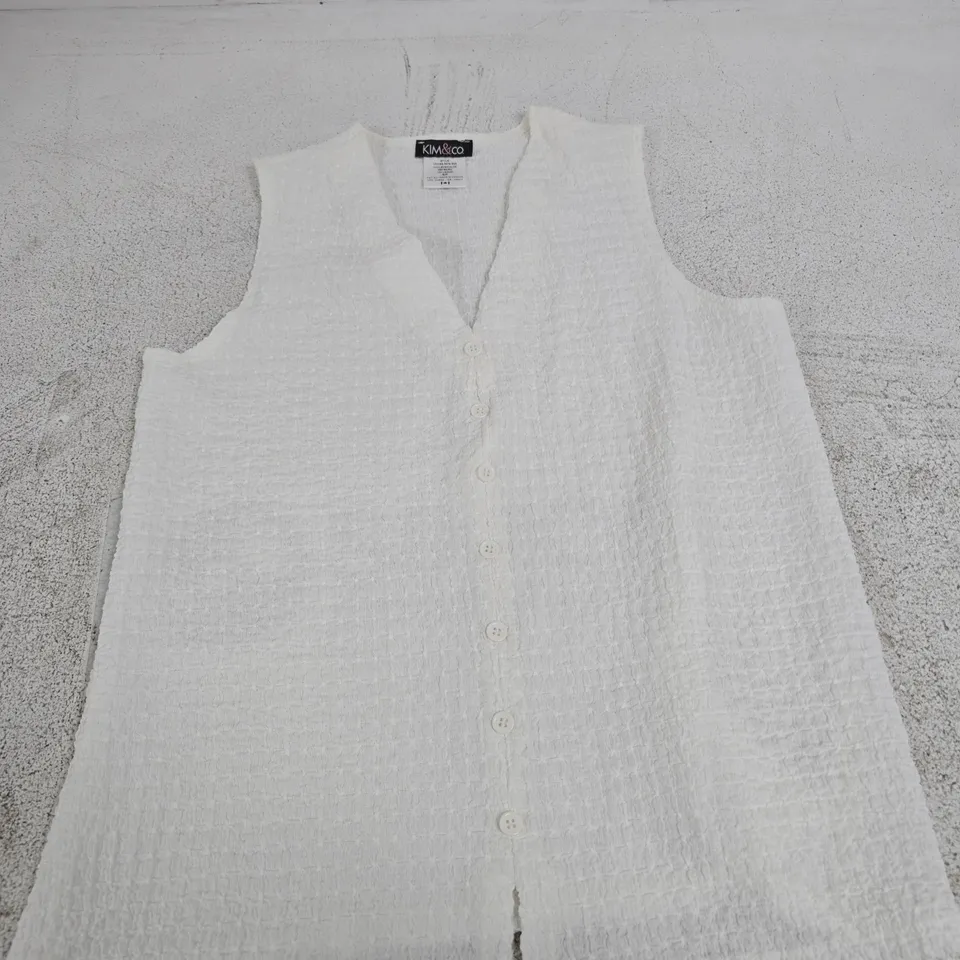 KIM & CO WHITE TEXTURED SLEEVELESS BUTTON-FRONT TOP, UK SIZE S (S/P) – MADE IN CANADA