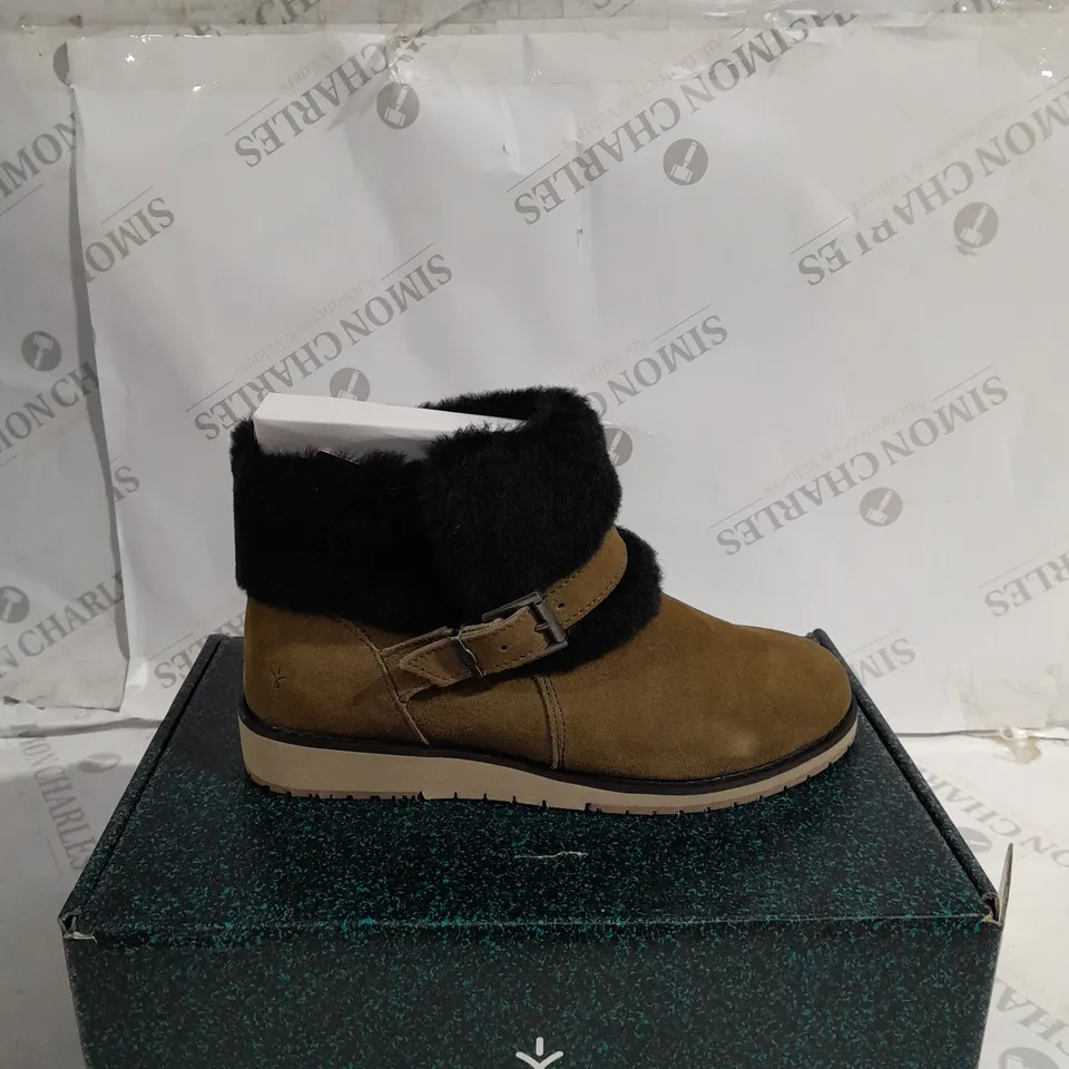 BOXED EMU BEACH OXLEY, CORRIANDER - SIZE 6