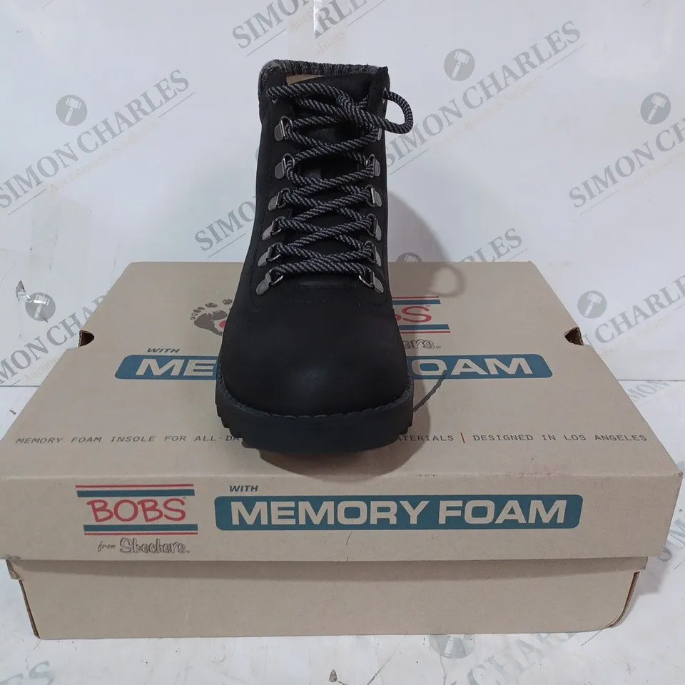BOXED PAIR OF SKECHERS HIKING BOOTS IN BLACK SIZE 7