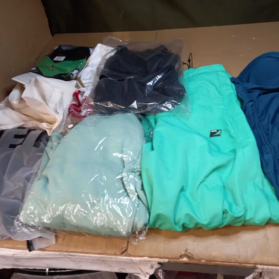 MEDIUM BOX OF ASSORTED CLOTHING ITEMS 