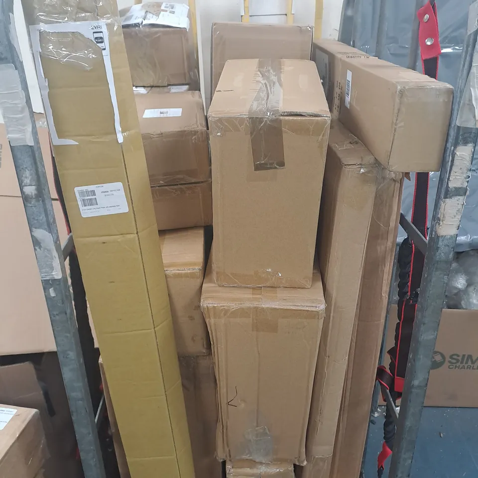 CAGE OF APPROXIMATELY 10 ASSORTED HOUSEHOLD ITEMS TO INCLUDE - SOLAR STAKE LIGHT - HOSE - PRUNER - COLLECTION ONLY