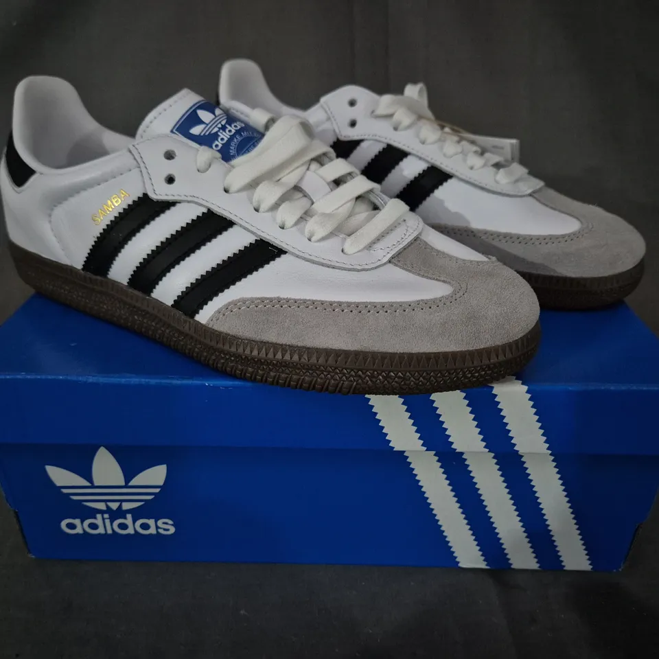 BOXED PAIR OF ADIDAS SAMBA OG SHOES IN WHITE/BLACK UK SIZE 5.5