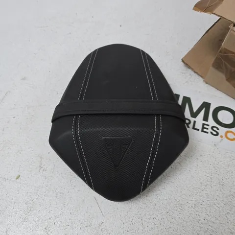 TRIUMPH MOTORCYCLE SEAT – BLACK VINYL WITH WHITE STITCHING, P/N 2314010 (TOH7T20)