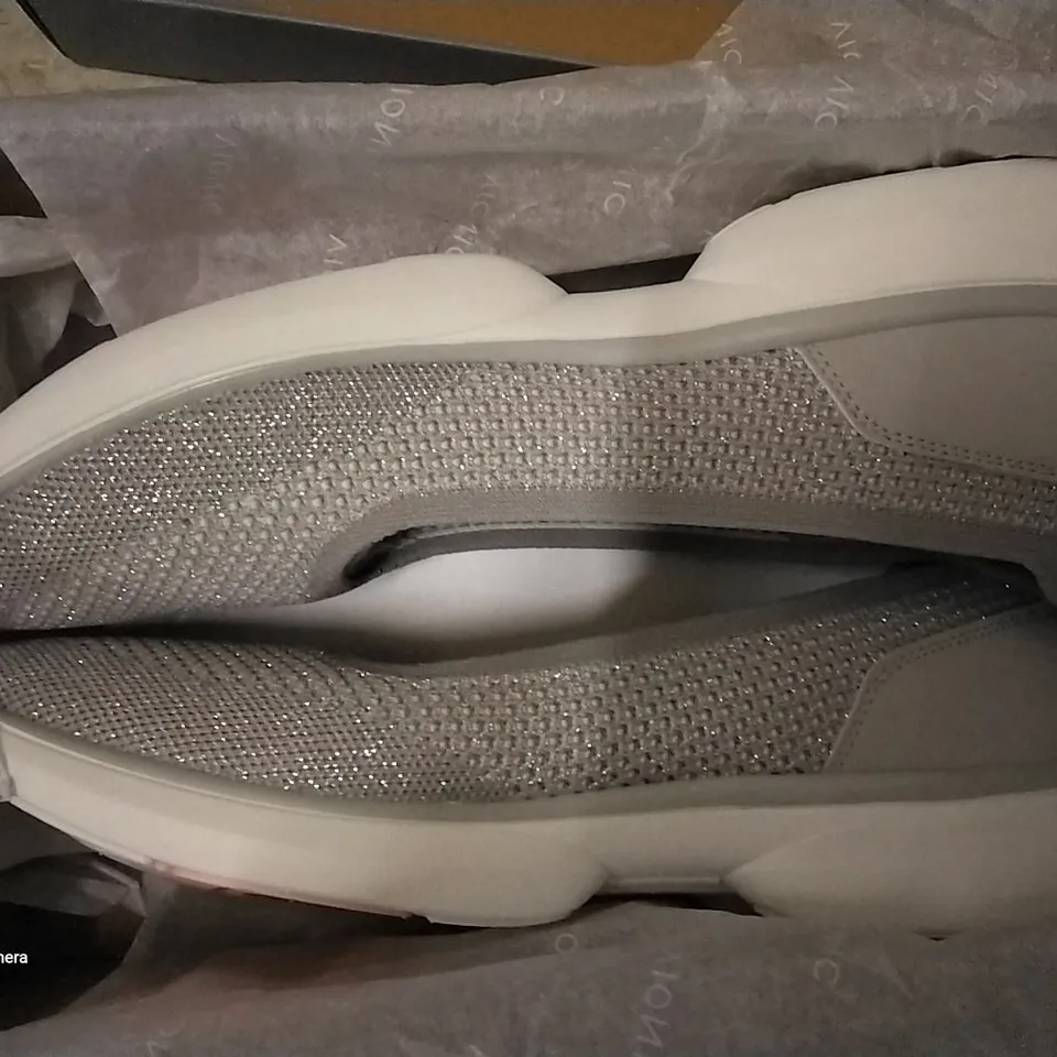 BOX CONTAINING 4 PAIRS OF VIONIC KALLIE BALRNA GREY METALLIC - SIZE 9