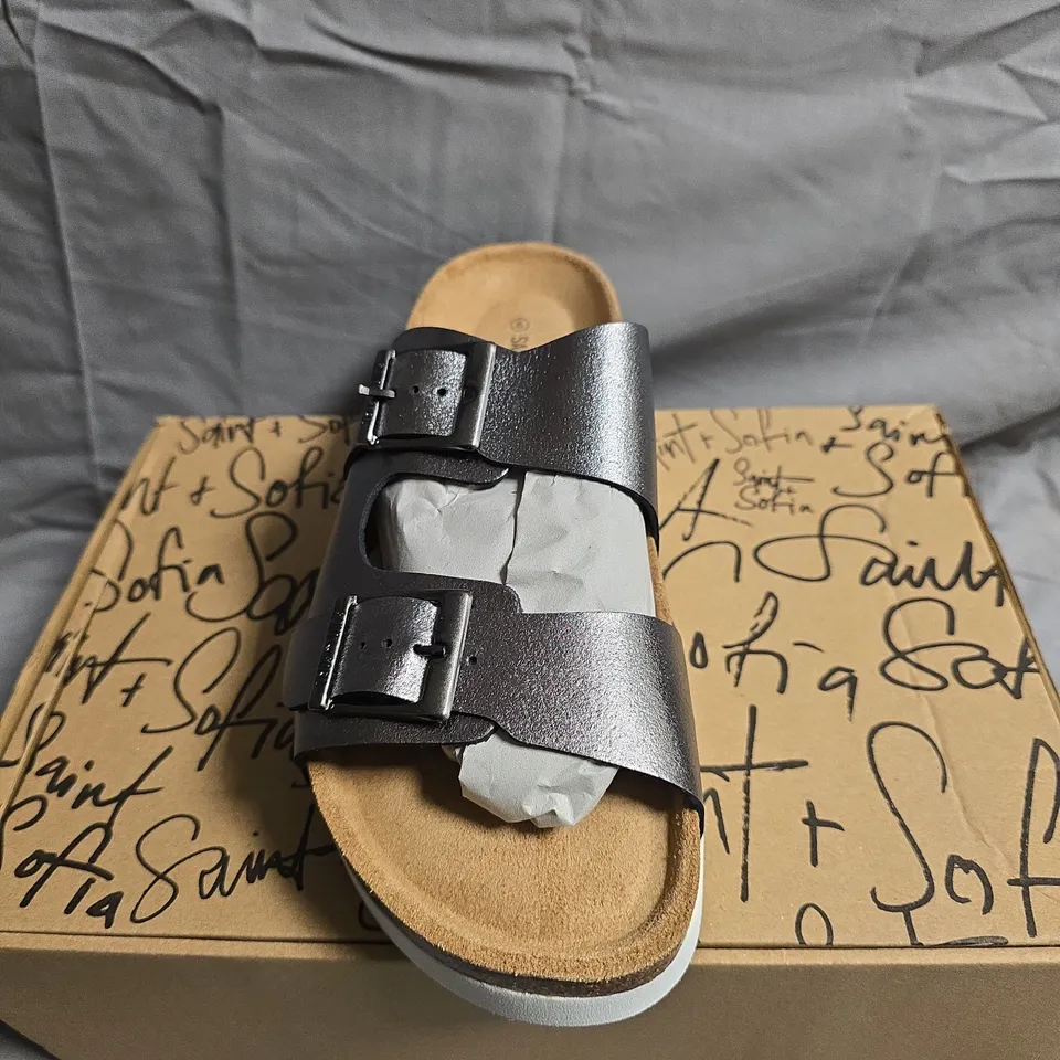 BOXED PAIR OF SAINT+SOFIA SUTTON SLIDES - UK SIZE 6