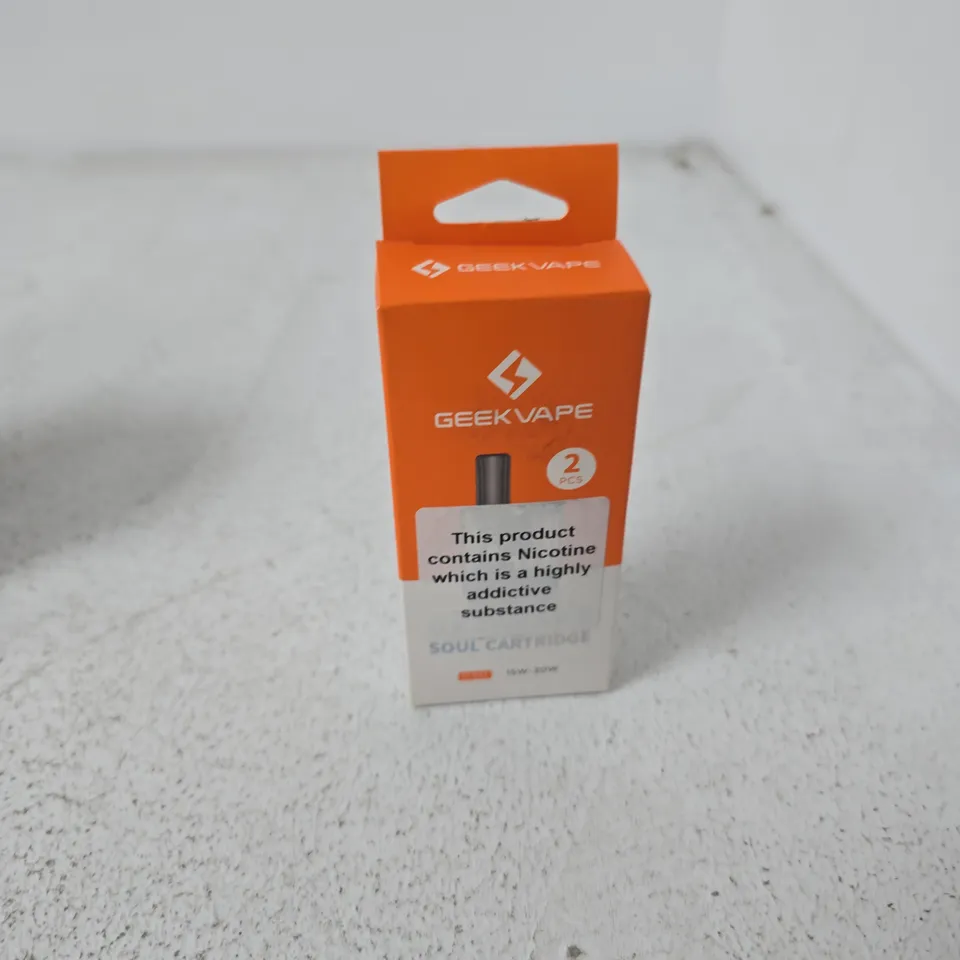 APPROXIMATELY 30 ASSORTED E-CIG PRODUCTS AND ACCESSORIES TO INCLUDE GEEK VAPE , SMOK AND ENDURA
