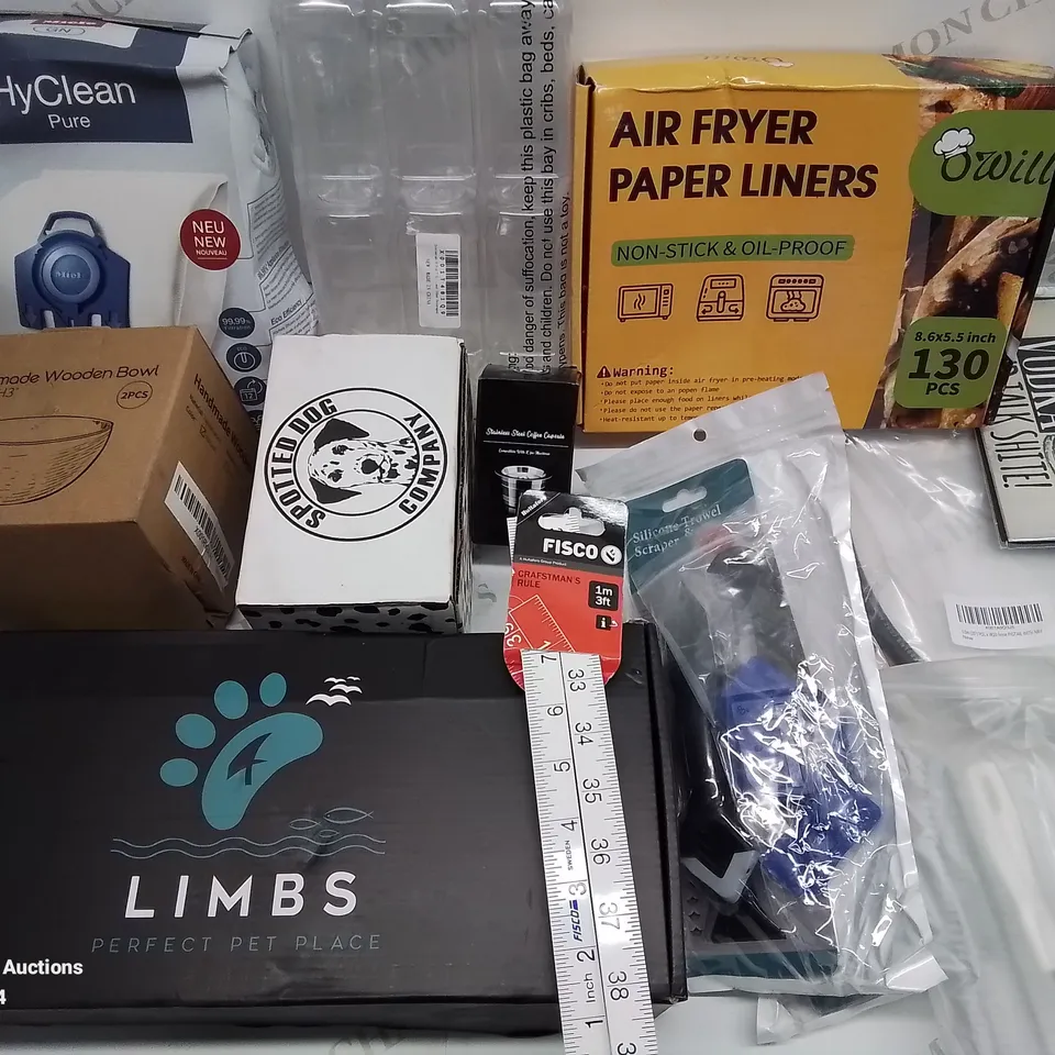 LOT OF 13 ASSORTED BRAND NEW HOMEWARE ITEMS TO INCLUDE HYCLEAN BAGS, PLASTIC BOTTLES AND AIR FRYER LINERS