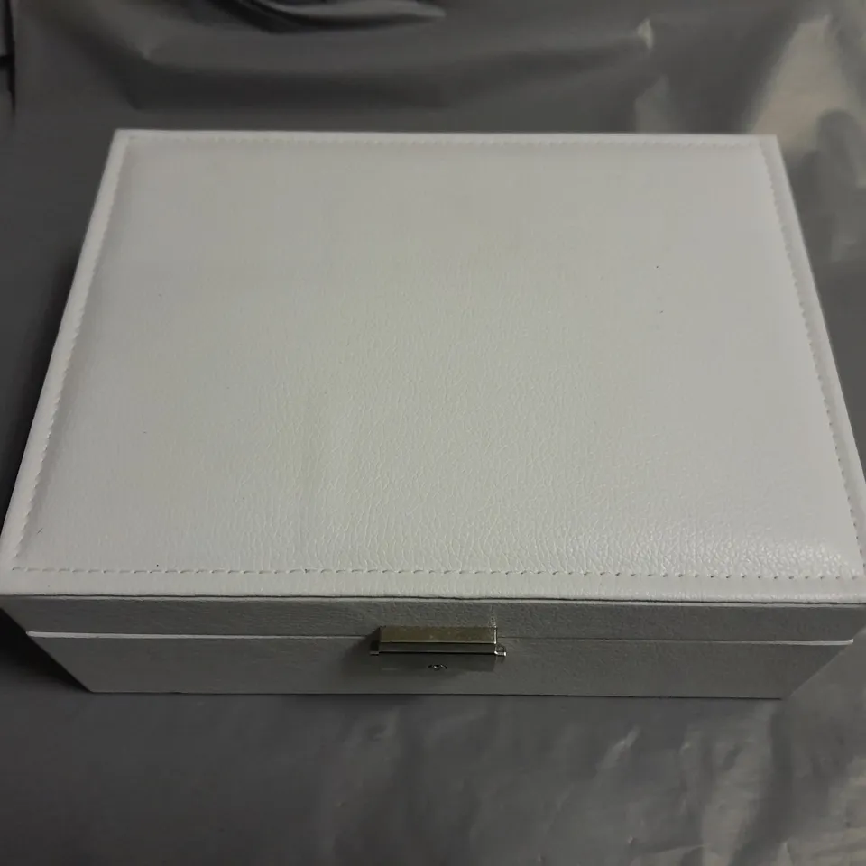 WHITE FAUX LEATHER JEWELLERY BOX WITH 8 PIECES OF JEWELLERY