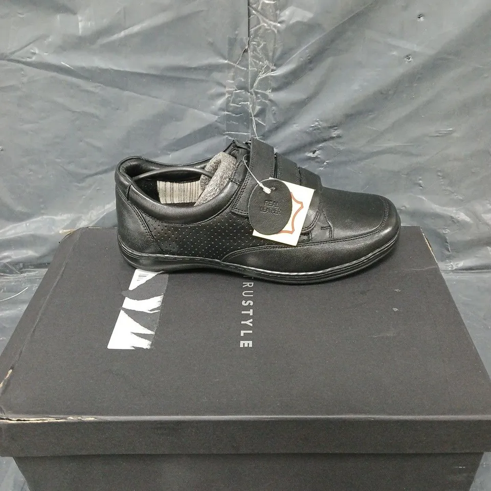 BOXED PAIR OF TRUSTYLE BLACK VELCRO SHOE UK 6